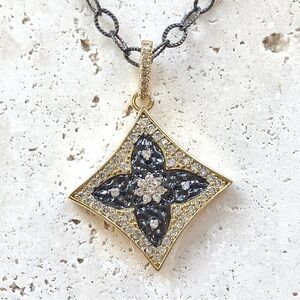 NWT Clover quatrefoil necklace trendy jewelry